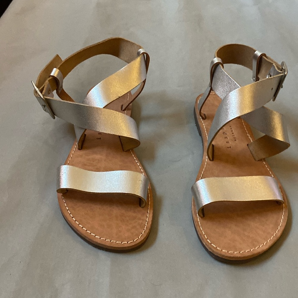 NWOT Isapera sandals. Silver. Size 9, but fits like 8 1/2.